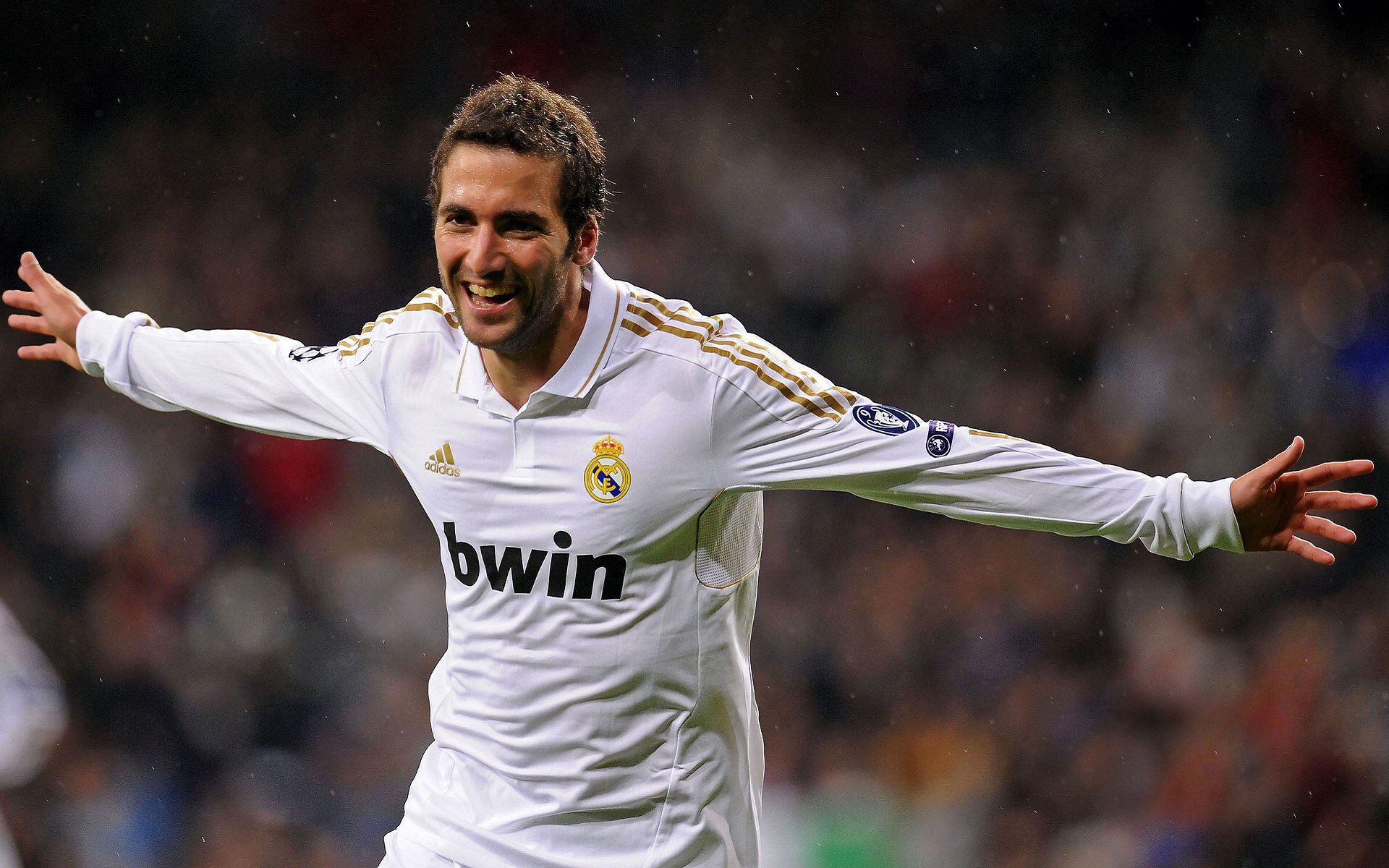 足球场上高能对抗，球员技艺精湛，足球身体对抗技巧