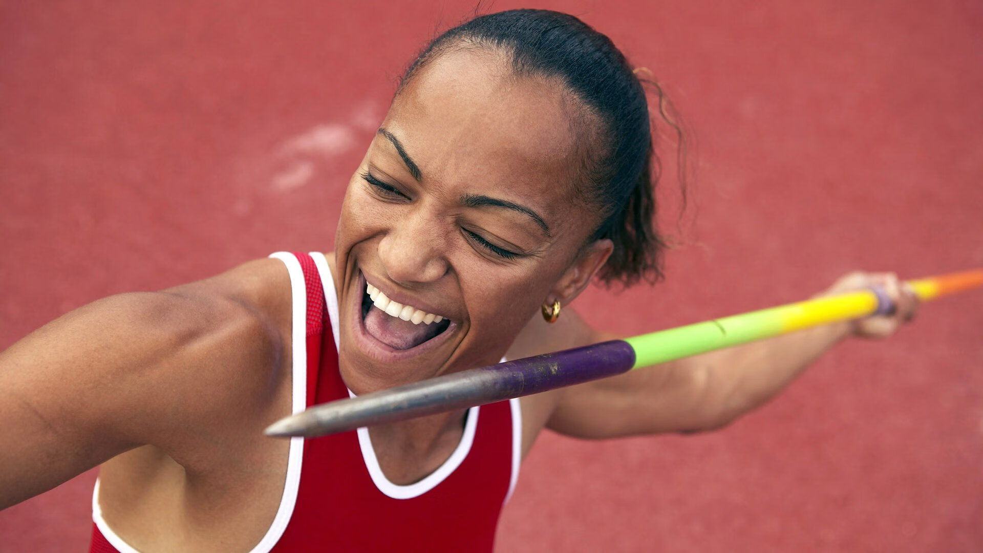 足球场上高能对抗，球员技艺精湛，足球身体对抗技巧