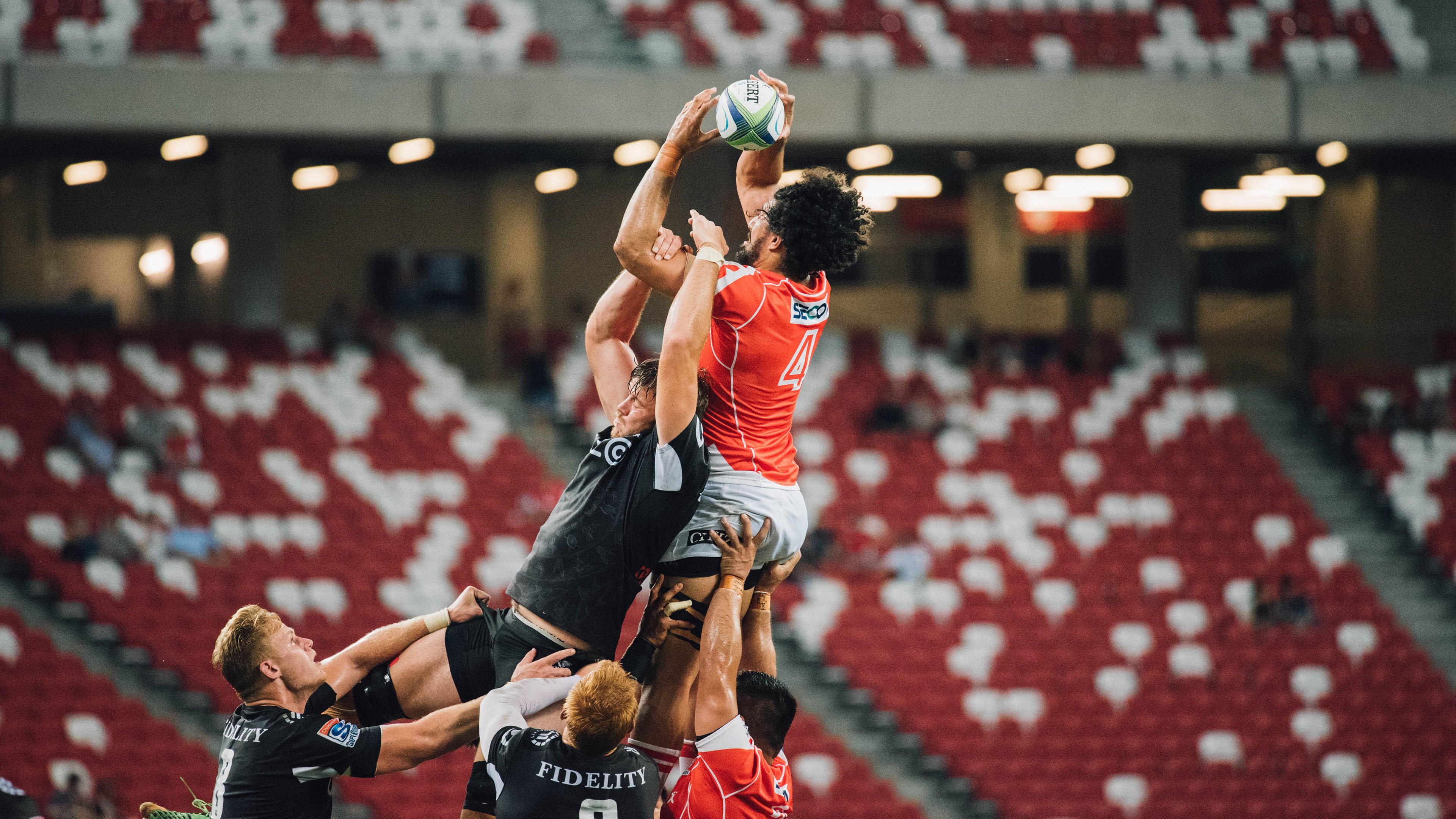 顶尖球队之间的较量引人注目，赛事精彩纷呈，顶级球员